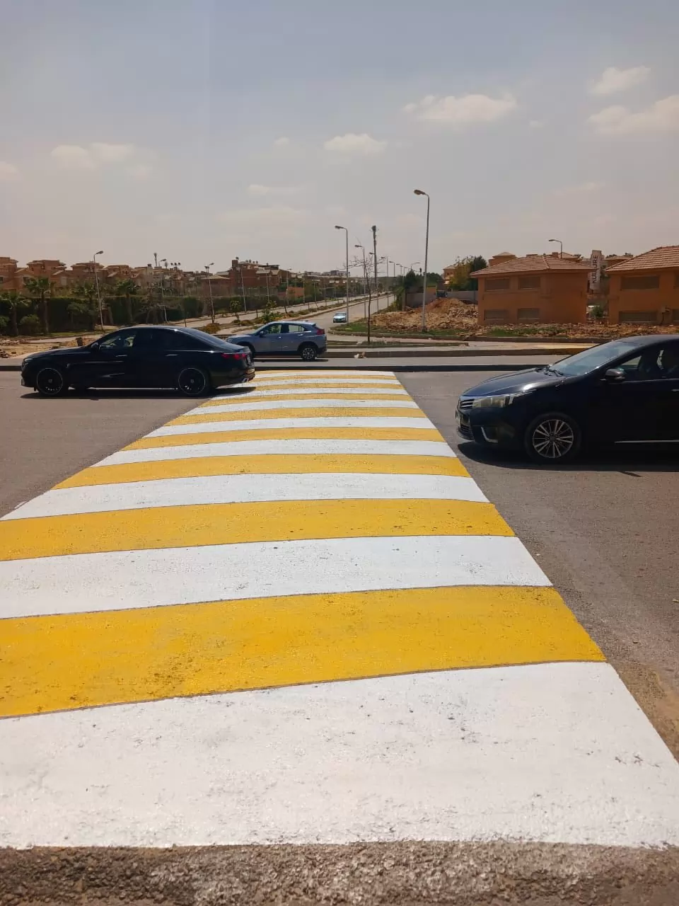 بالصور.. جهاز القاهرة الجديدة يُجدد محور السادات بالكامل