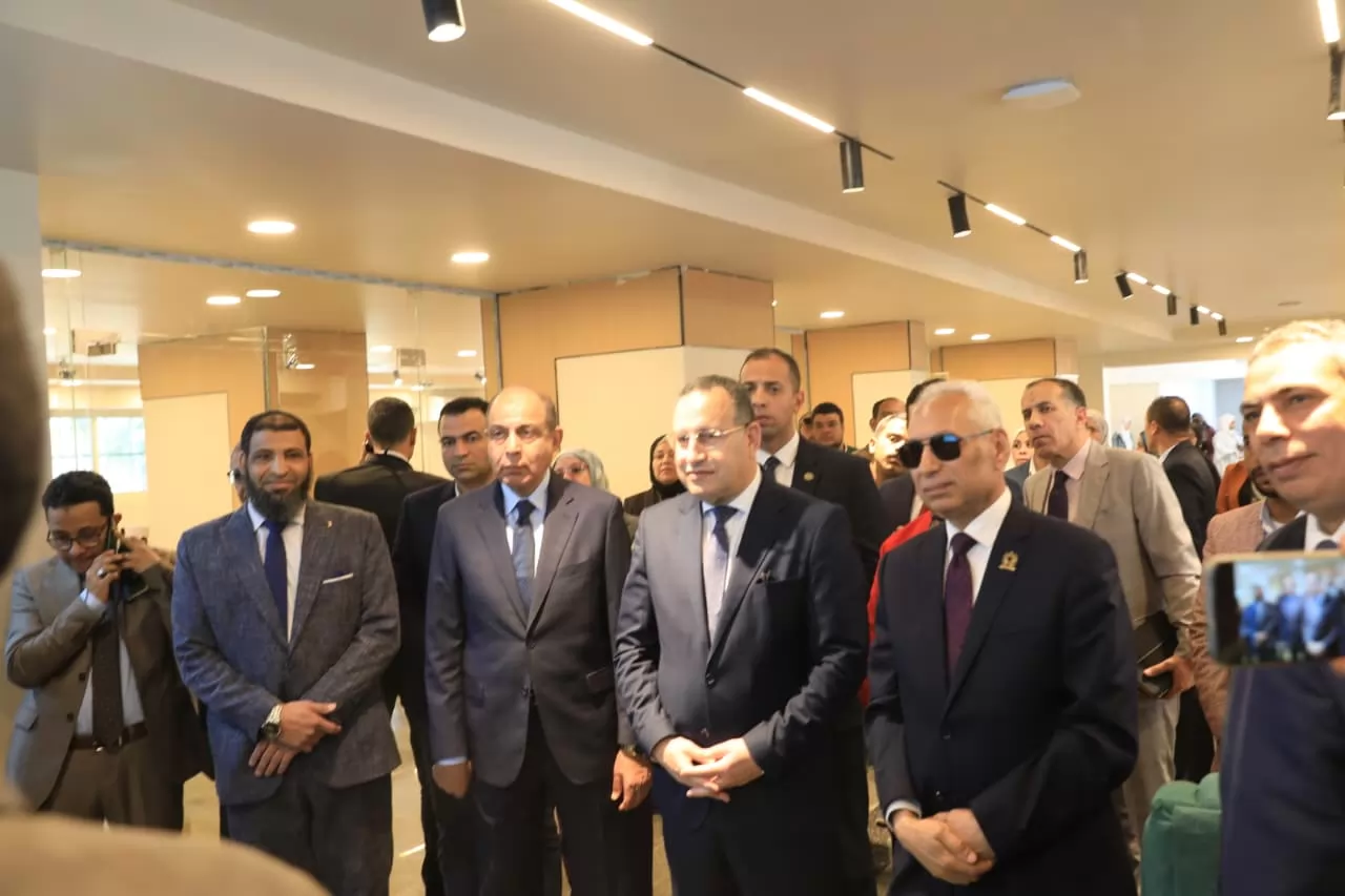 وزير التعليم العالي يفتتح عددًا من المشروعات بجامعة المنيا 
