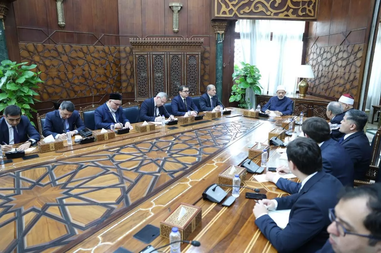 شيخ الأزهر يستقبل وفدًا أوزبكيًّا رفيع المستوى لبحث التعاون 