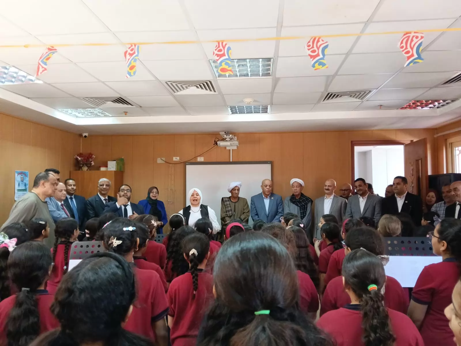 وكيل تعليم قنا يشهد نموذج محاكاة مجلس النواب لطلاب 