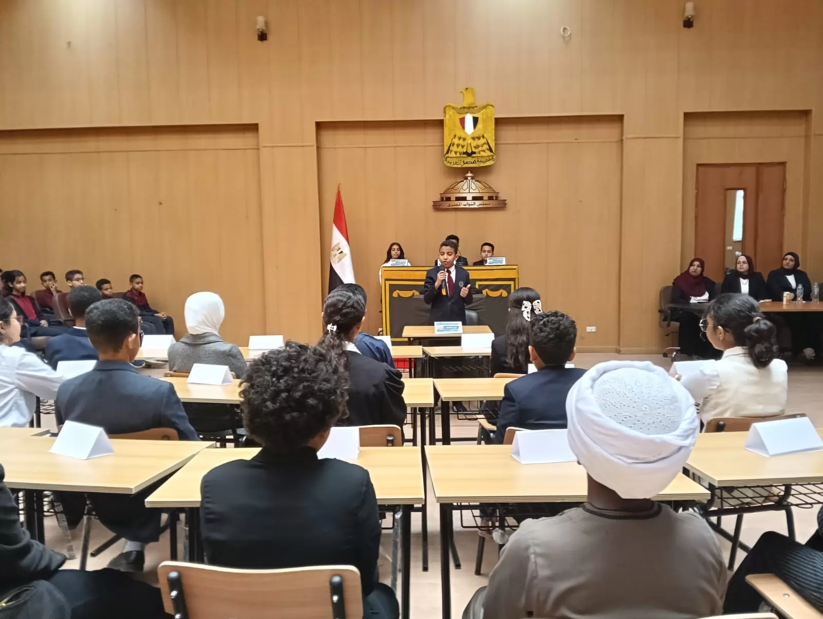 وكيل تعليم قنا يشهد نموذج محاكاة مجلس النواب لطلاب 