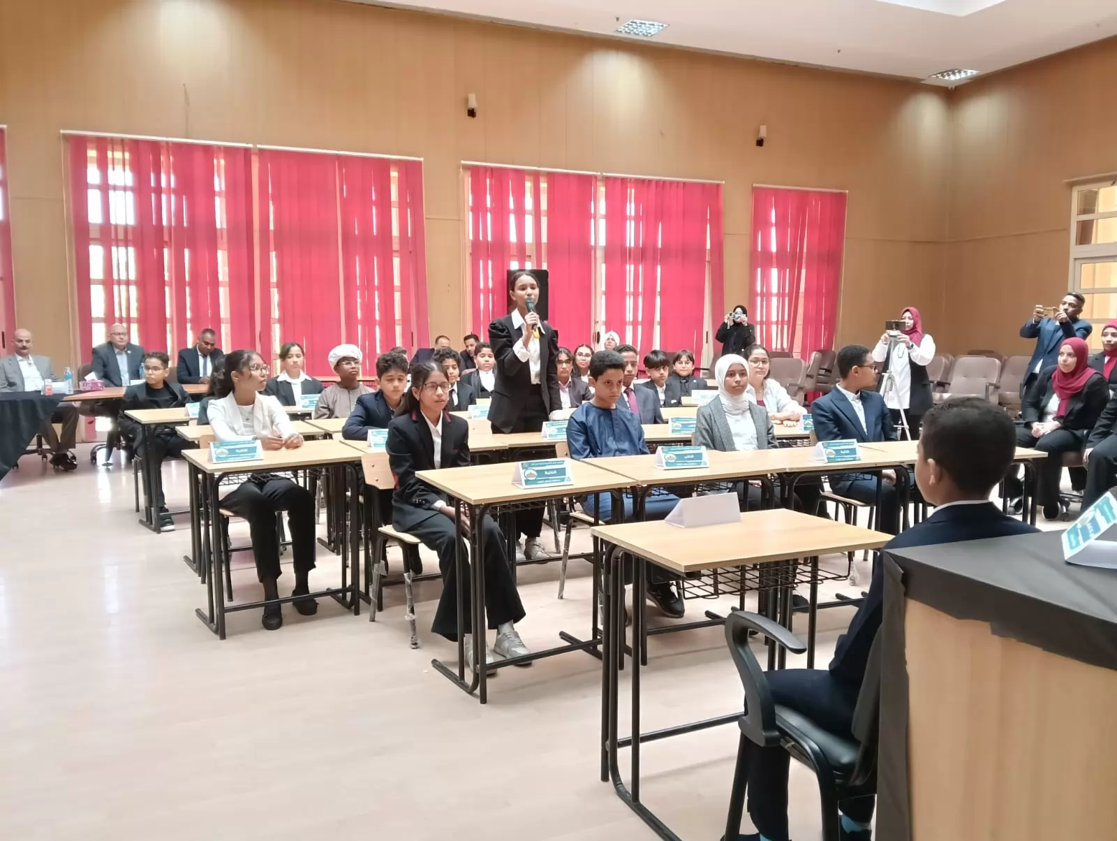 وكيل تعليم قنا يشهد نموذج محاكاة مجلس النواب لطلاب 