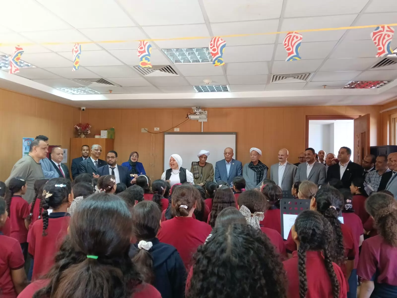 وكيل تعليم قنا يشهد نموذج محاكاة مجلس النواب لطلاب 