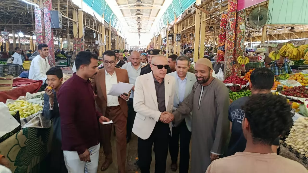 محافظ الأقصر يتفقد الأسعار بسوق شرق السكة الحديد..صور