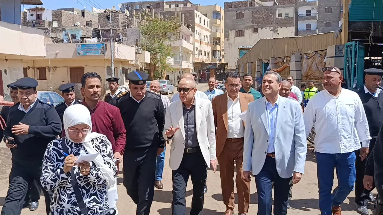 محافظ الأقصر يتفقد الأسعار بسوق شرق السكة الحديد..صور