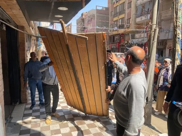 حملة “شارع منظم رصيف آمن” تطارد الإشغالات بالإسماعيلية..صور