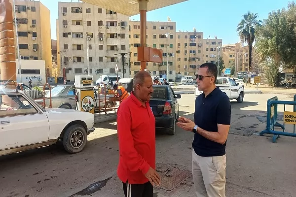 محافظ أسوان يفاجئ محطات الوقود ويؤكد : لا نقص فى المواد البترولية