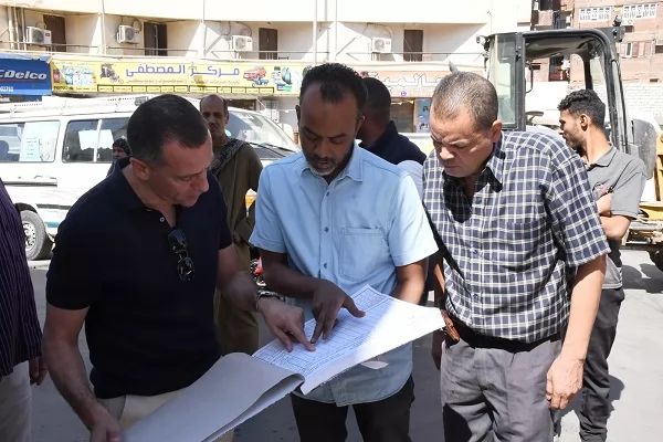 محافظ أسوان يفاجئ محطات الوقود ويؤكد : لا نقص فى المواد البترولية