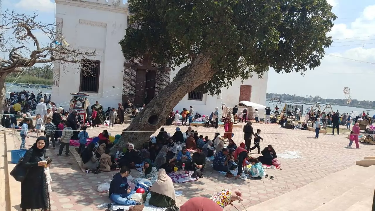 رئيس مدينة رشيد يتابع توافد المواطنين على قناطر ادفينا