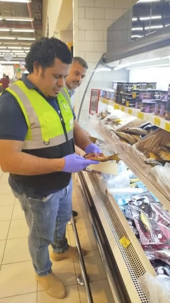 إعدام ٣٦٥ كجم أسماك مملحة فاسدة بالإسماعيلية..صور