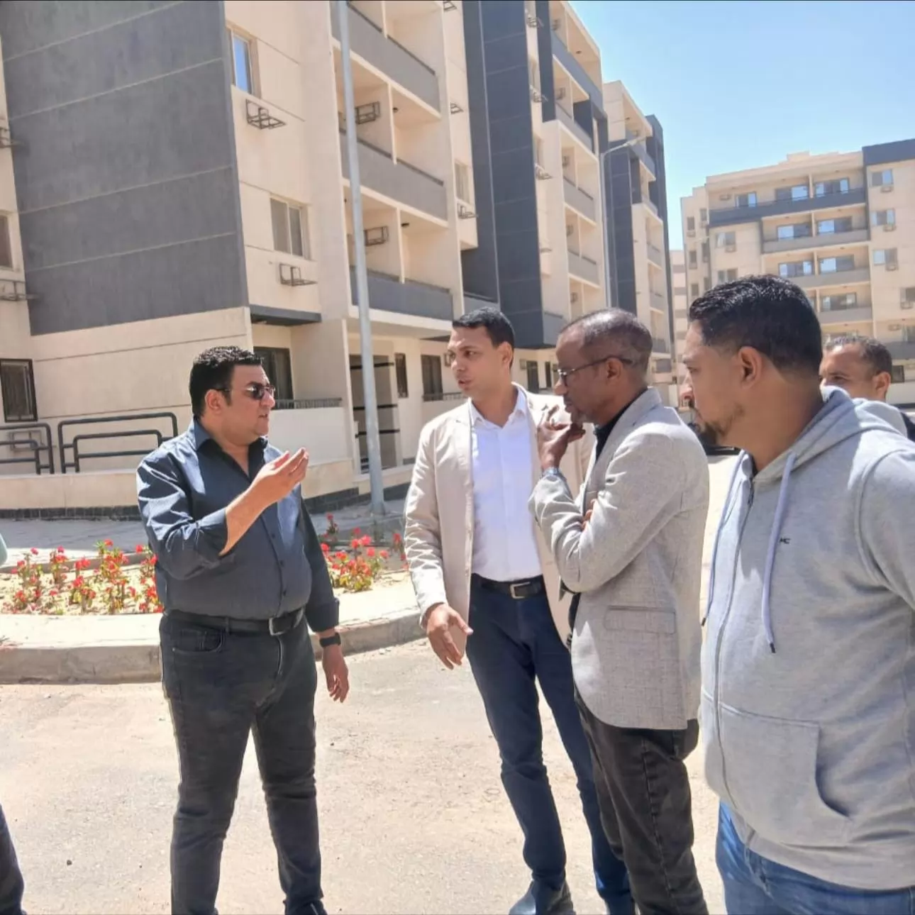 بلمسات جمالية.. جهاز القاهرة الجديدة يرفع كفاءة طرق التجمع الثالث