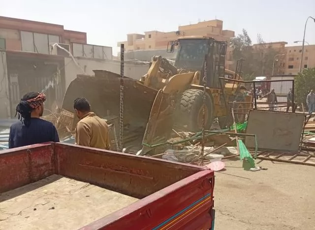 قيادات جهاز بدر على البلدوزر فى مواجهة إمبراطورية الباعة الجائلين
