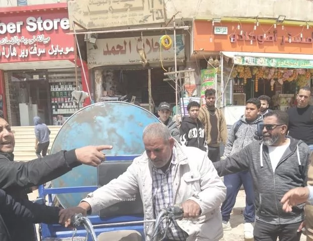قيادات جهاز بدر على البلدوزر فى مواجهة إمبراطورية الباعة الجائلين
