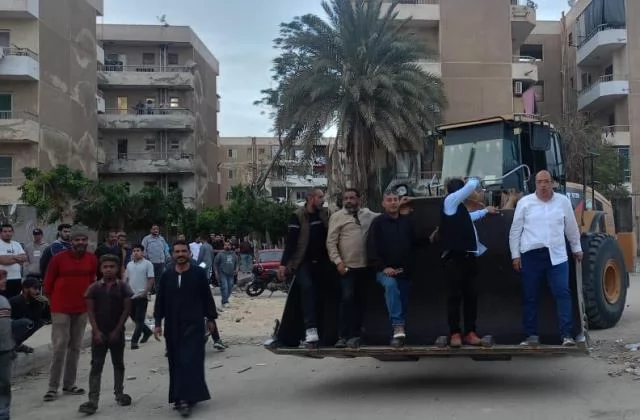 قيادات جهاز بدر على البلدوزر فى مواجهة إمبراطورية الباعة الجائلين