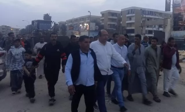 قيادات جهاز بدر على البلدوزر فى مواجهة إمبراطورية الباعة الجائلين