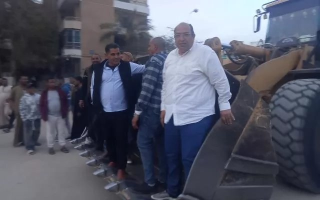 قيادات جهاز بدر على البلدوزر فى مواجهة إمبراطورية الباعة الجائلين