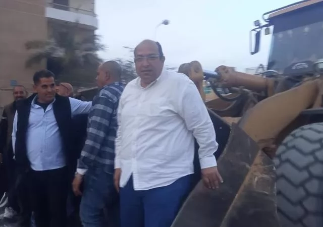 قيادات جهاز بدر على البلدوزر فى مواجهة إمبراطورية الباعة الجائلين