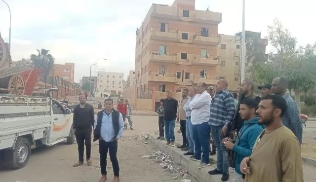 قيادات جهاز بدر على البلدوزر فى مواجهة إمبراطورية الباعة الجائلين