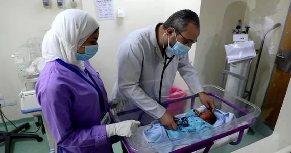  بالصور .. الداخلية تعيد رضيعة الجمالية لأحضان والدتها