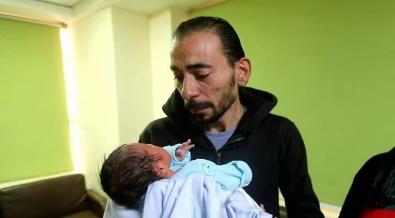  بالصور .. الداخلية تعيد رضيعة الجمالية لأحضان والدتها