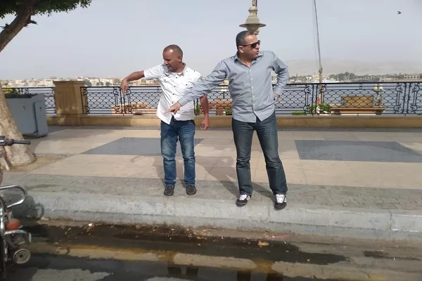 رئيس مدينة الأقصر يتابع أعمال النظافة والمسطحات الخضراء بالكورنيش