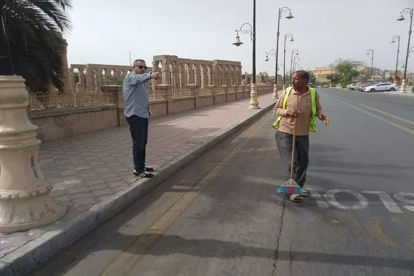 رئيس مدينة الأقصر يتابع أعمال النظافة والمسطحات الخضراء بالكورنيش