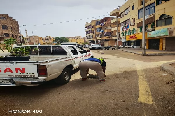 رئيس مدينة الأقصر يتابع أعمال النظافة والمسطحات الخضراء بالكورنيش