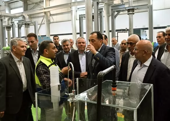 رئيس الوزراء يتفقد محطة تحلية مياه البحر بمدينة العريش
