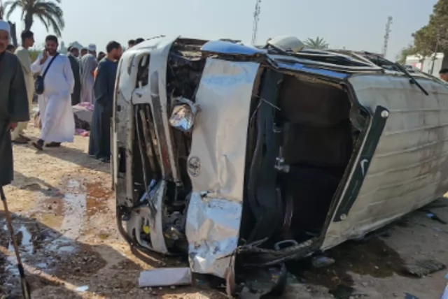 مصرع 2 وإصابة 12 آخرين في تصادم ميكروباص وتروسيكل بأسيوط