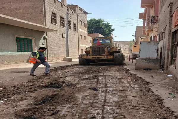 مواصلة تمهيد الطرق ورفع المخلفات بقرى صدفا لتحسيين الخدمات باسيوط