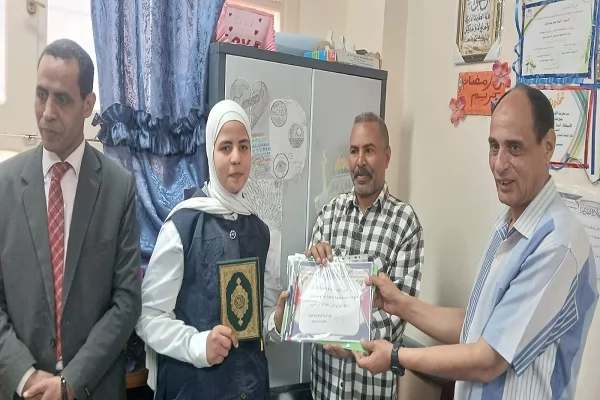  الأوسط قمولا الثانوية بنقادة تكرم المتفوقين وحفظة القرآن الكريم 