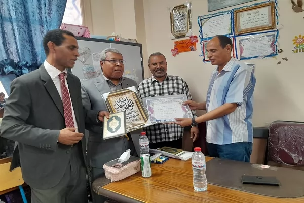  الأوسط قمولا الثانوية بنقادة تكرم المتفوقين وحفظة القرآن الكريم 