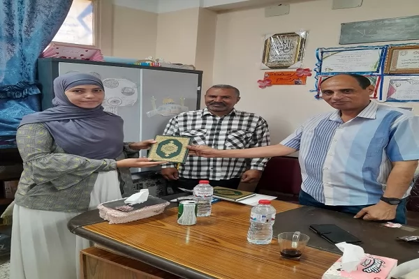  الأوسط قمولا الثانوية بنقادة تكرم المتفوقين وحفظة القرآن الكريم 