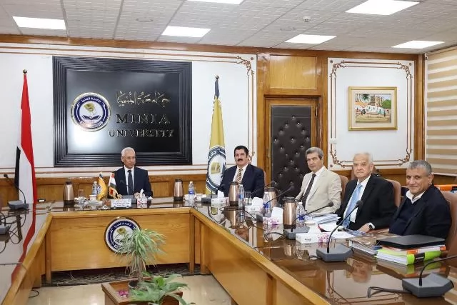 رئيس جامعة المنيا يترأس لجنة اختيار عميد كلية الطب