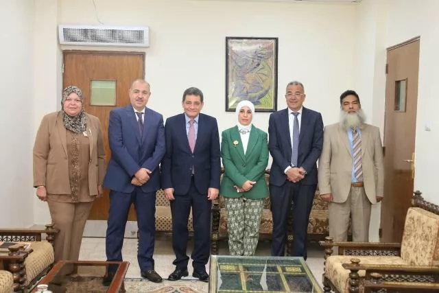 رئيس جامعة المنيا يترأس لجنة اختيار عميد كلية الطب