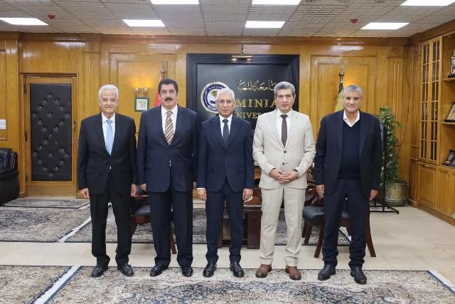 رئيس جامعة المنيا يترأس لجنة اختيار عميد كلية الطب