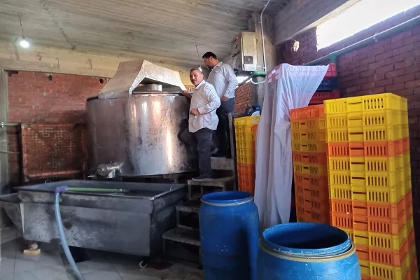 ضبط 3 أطنان لبن فاسد ومواد خطرة داخل مصنع ألبان غير مرخص