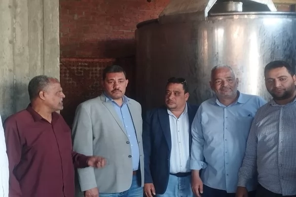 ضبط 3 أطنان لبن فاسد ومواد خطرة داخل مصنع ألبان غير مرخص