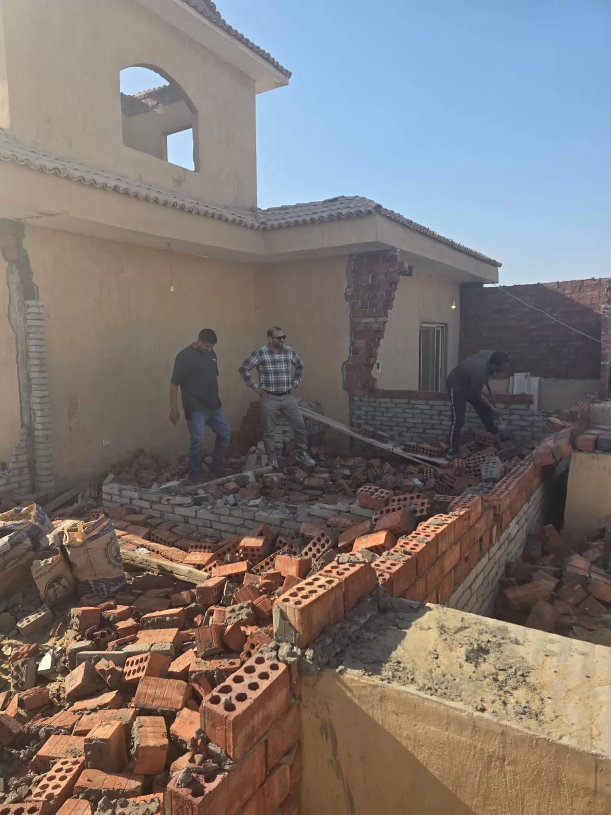  إزالة فورية ومصادرة مواد بناء في 6 أكتوبر الليلة