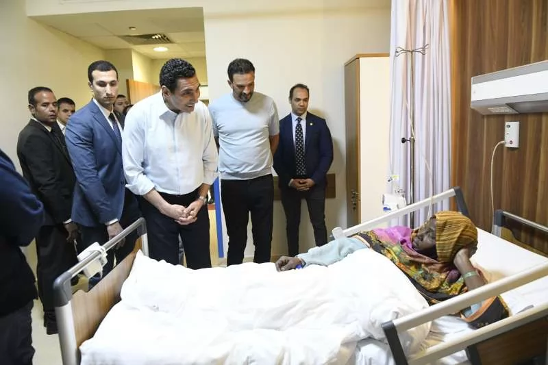 وزير الشباب يزور مستشفي الناس