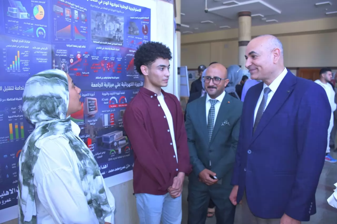 رئيس جامعة السادات يشيد بإبداعات طلاب الجامعة الأهلية