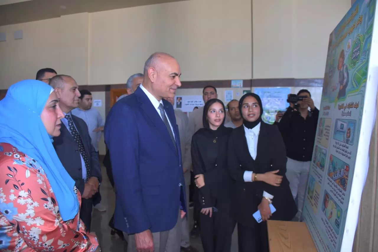 رئيس جامعة السادات يشيد بإبداعات طلاب الجامعة الأهلية