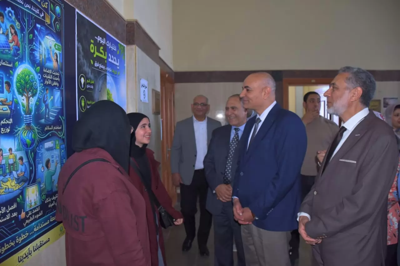 رئيس جامعة السادات يشيد بإبداعات طلاب الجامعة الأهلية
