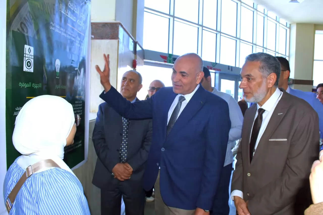 رئيس جامعة السادات يشيد بإبداعات طلاب الجامعة الأهلية