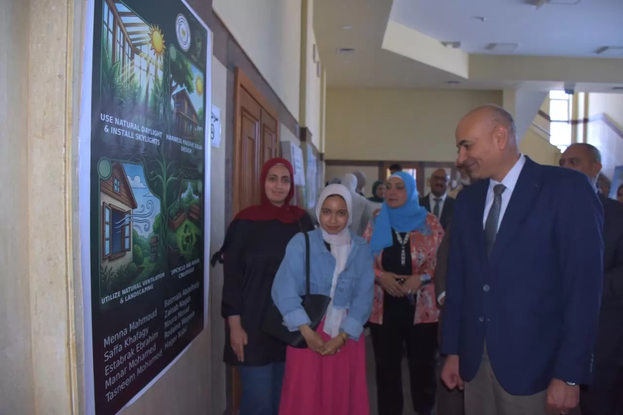 رئيس جامعة السادات يشيد بإبداعات طلاب الجامعة الأهلية