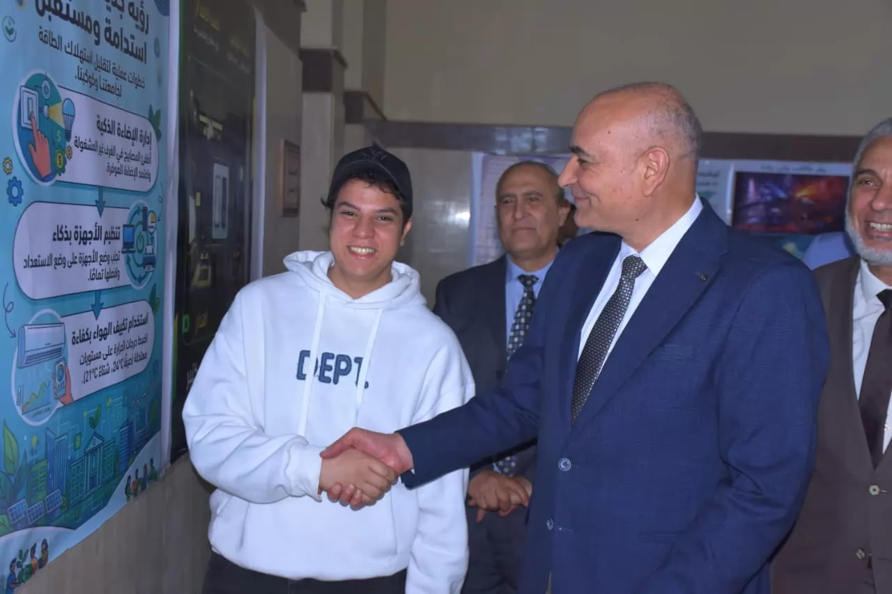 رئيس جامعة السادات يشيد بإبداعات طلاب الجامعة الأهلية