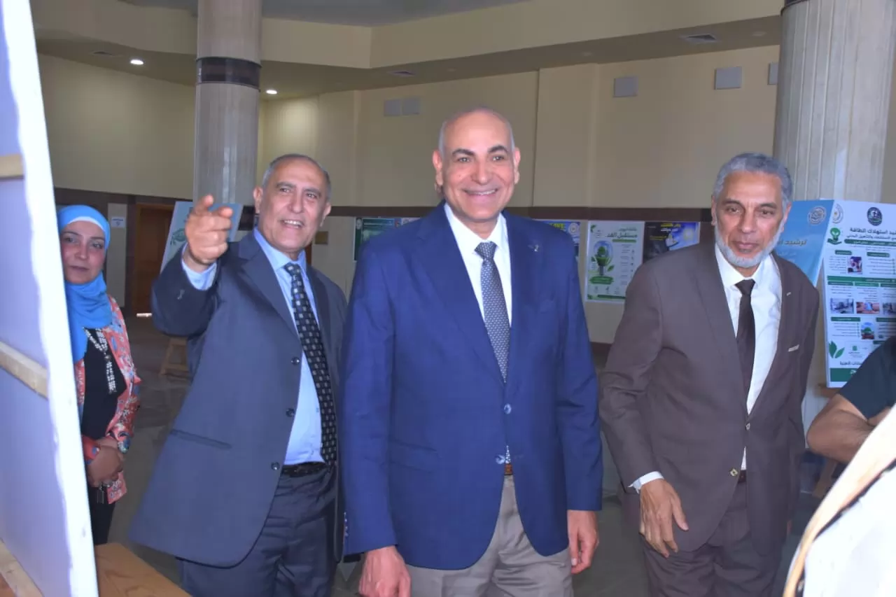 رئيس جامعة السادات يشيد بإبداعات طلاب الجامعة الأهلية