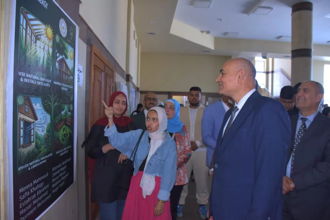 رئيس جامعة السادات يشيد بإبداعات طلاب الجامعة الأهلية