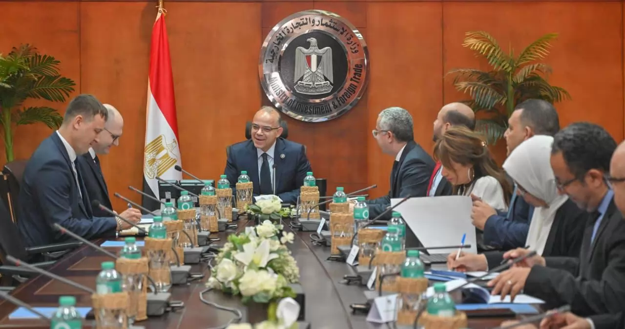 وزير الاستثمار والتجارة الخارجية يبحث مع سفير بيلاروسيا تعميق الت