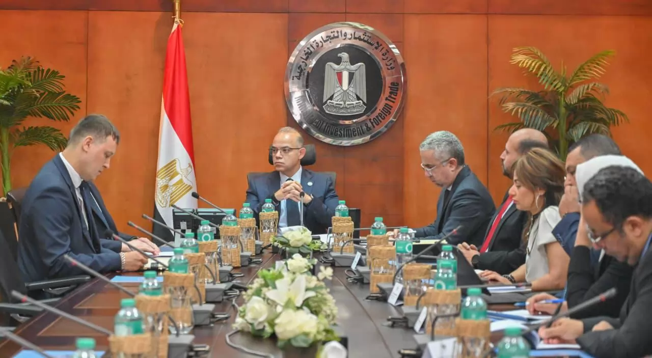 وزير الاستثمار والتجارة الخارجية يبحث مع سفير بيلاروسيا تعميق الت